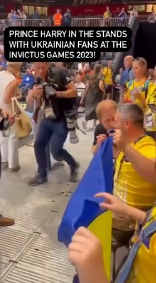 Принц Гарри встал на колено возле украинского воина: видео