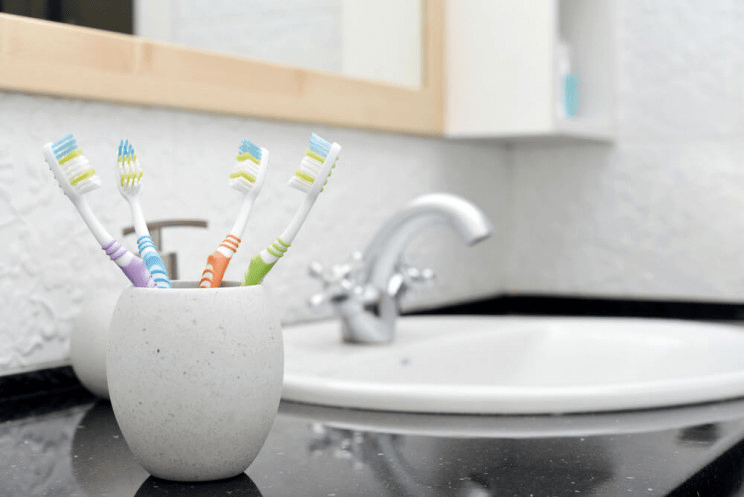 Чому зубну щітку краще не тримати у ванній кімнаті: неочікувана порада стоматолога:
