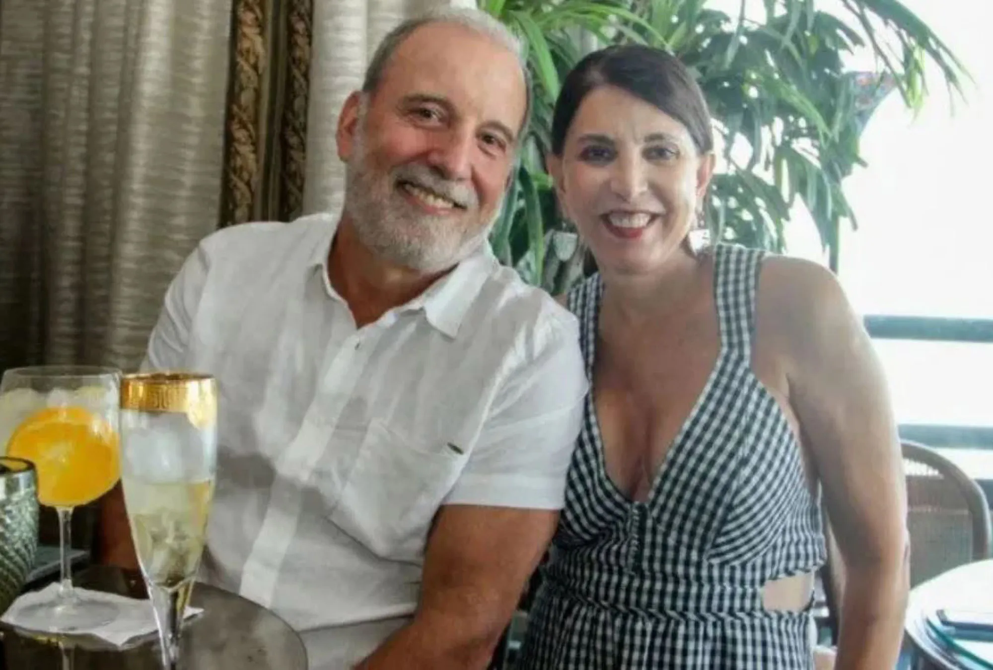 Мільярдера знайшли мертвим біля дружини у розкішному особняку: відео