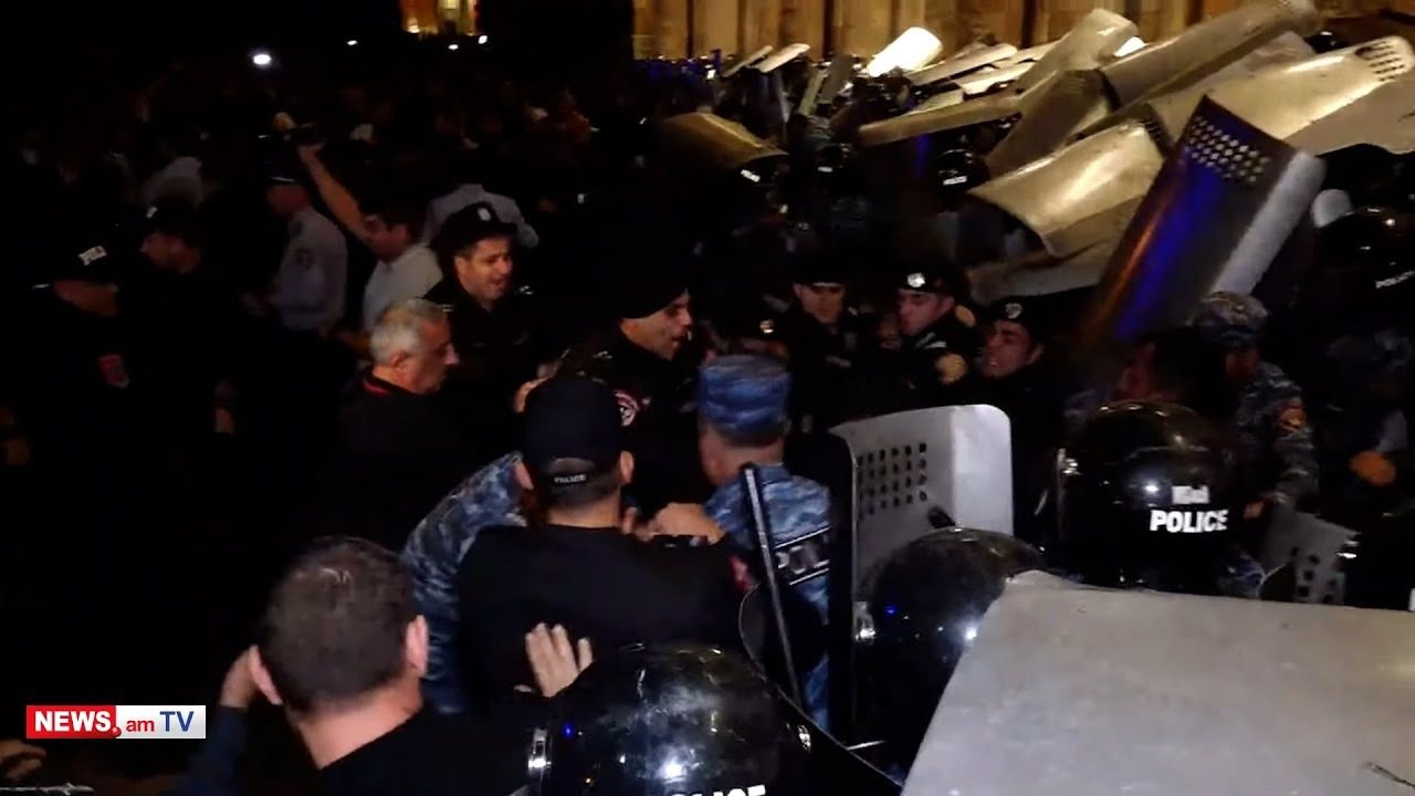 «Будь ты проклята, империя зла»: в Ереване рвут паспорта РФ