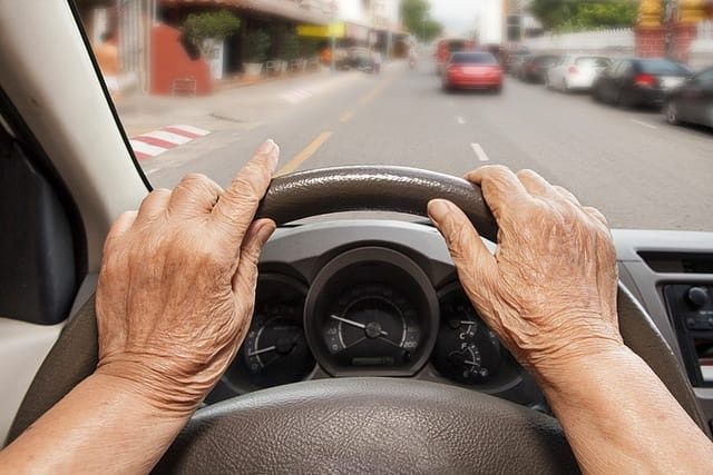 У водителей старше 65 лет будут отбирать права: когда