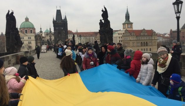Сотни тысяч украинских беженцев покинули Чехию
