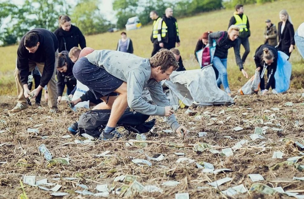 У Чехії скинули $1 млн із вертольота: їх збирали тисячі людей