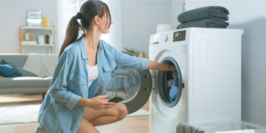 Скільки разів після одягання можна не прати одяг: відповідь здивує