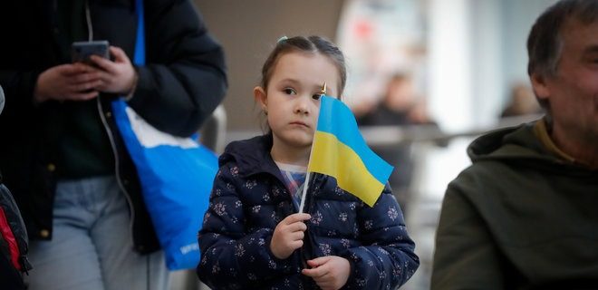 Накрывайте столы: сотни тысяч беженцев вернутся в Украину