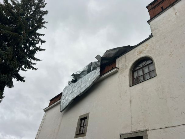 Шквальний вітер пошкодив Дубенський замок: фото