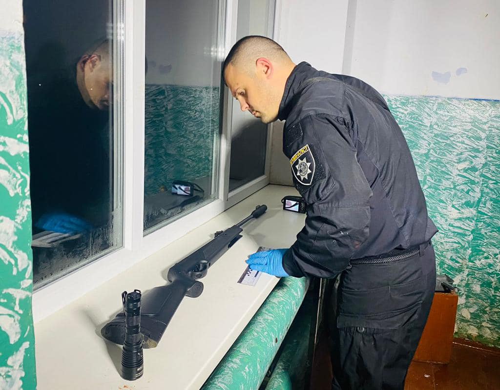 Затримали вчителя, на занятті у якого застрелили учня: фото