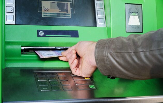 Пенсию лучше сразу снимать с карточки: вот почему