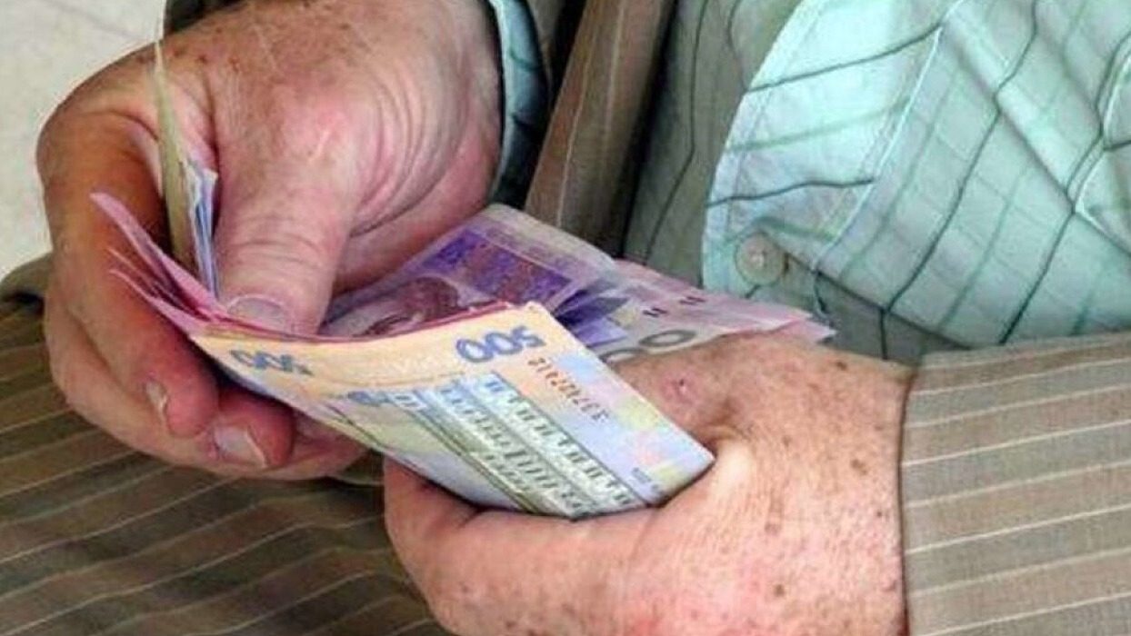 Кому из украинцев автоматически поступят надбавки к пенсии