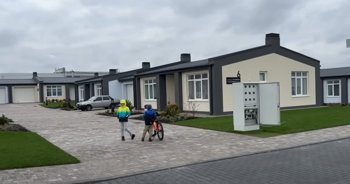 Для переселенців американець побудував ціле селище під Києвом: відео ➤ Prozoro.net.ua