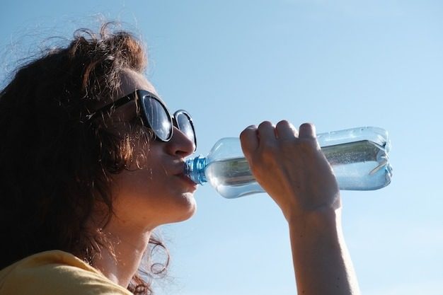 Викиньте негайно: з чого не можна пити воду в жодному разі