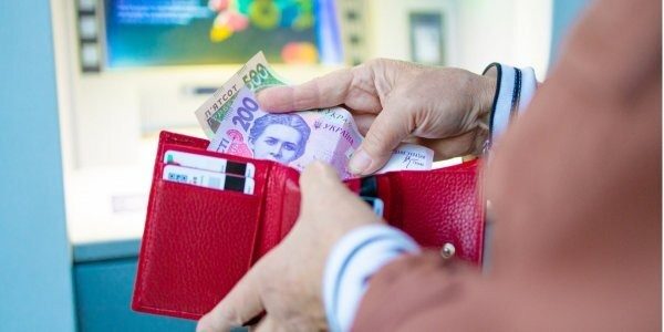 Пенсию лучше сразу снимать с карточки: вот почему