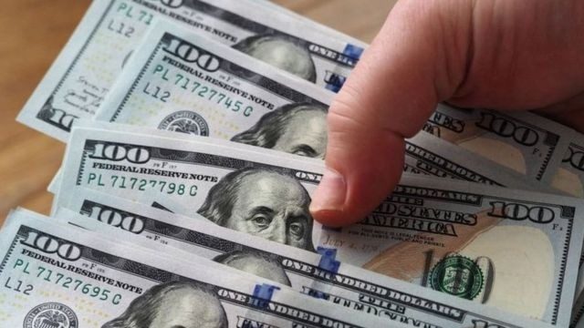 Нові правила обміну доларів вивели із себе українців