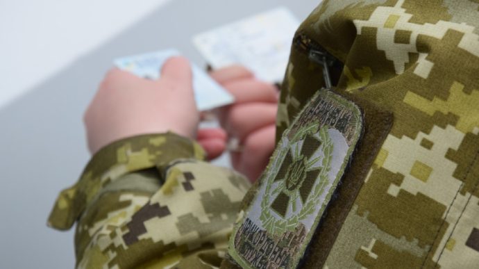 Троє колишніх народних депутатів втекли з України