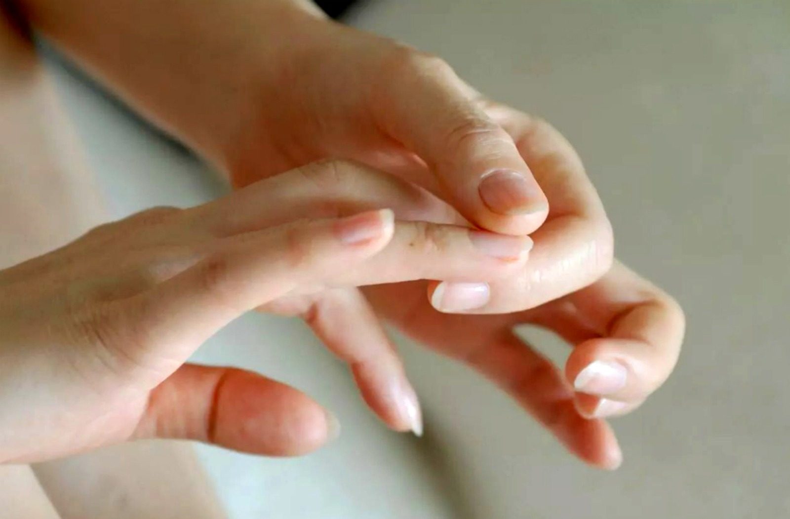 Просто подивіться на свої руки: названо ранній симптом раку ➤ Prozoro.net.ua