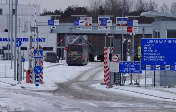 К границе с Эстонией прибывает много людей из РФ: странный мотив