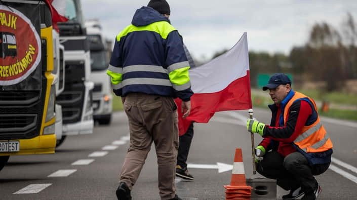 Украинские фуры креативно прорвали блокаду. А что так можно было?