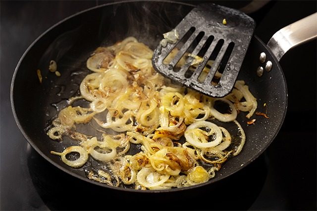 Один ингредиент сделает жареный лук невероятным: секрет кулинаров ➤ Prozoro.net.ua