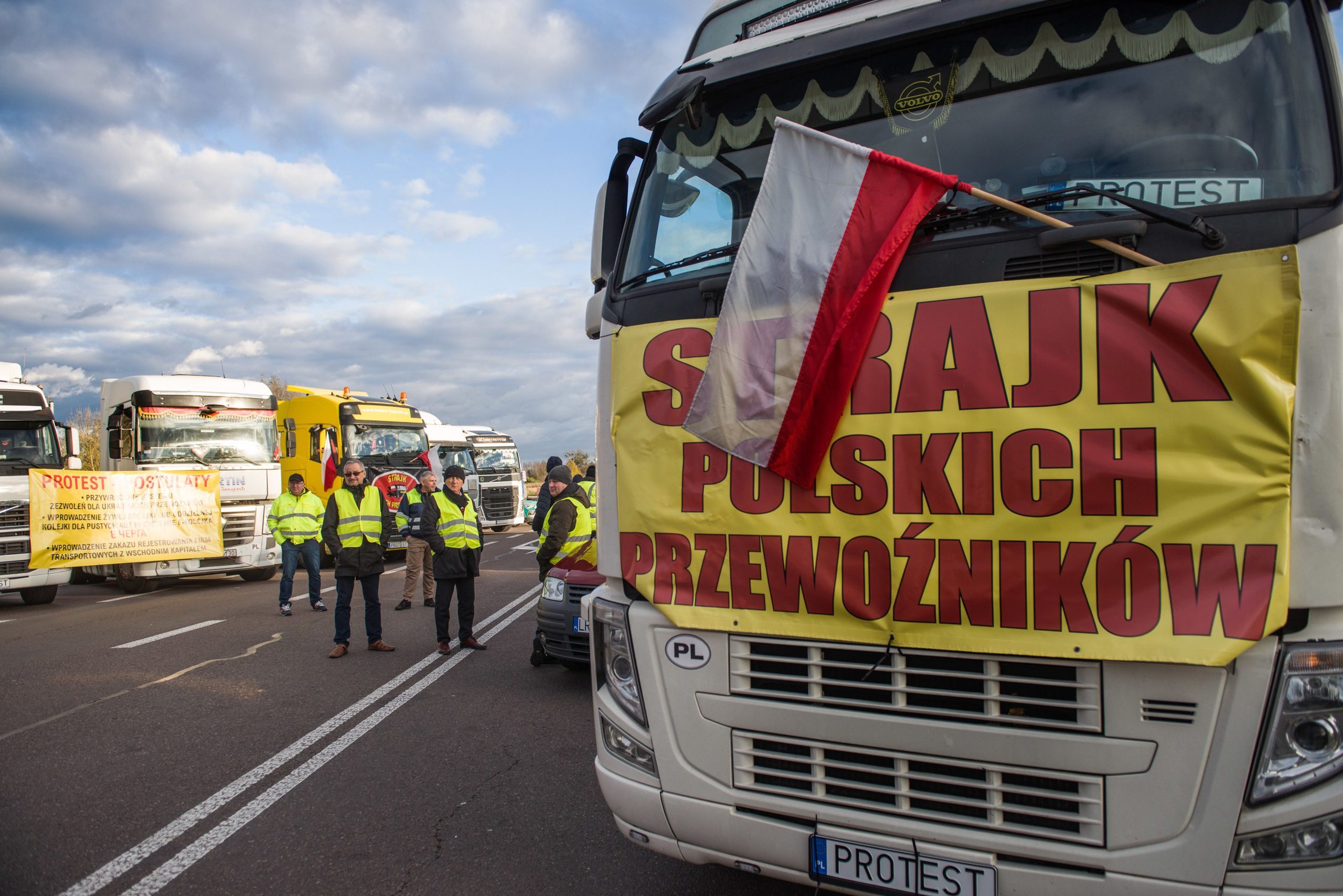 Украинские фуры креативно прорвали блокаду. А что так можно было?