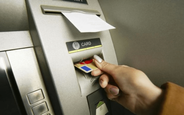 Врятує всього одна кнопка: що робити, якщо банкомат “зажував” картку ➤ Prozoro.net.ua