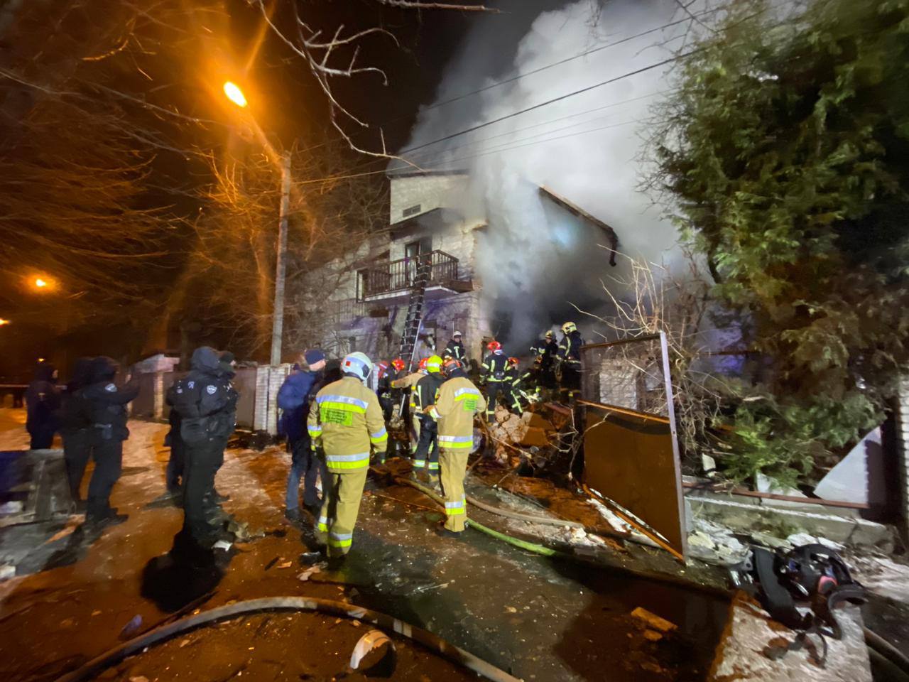 Взрыв в доме Львова привел к жертвам: что известно