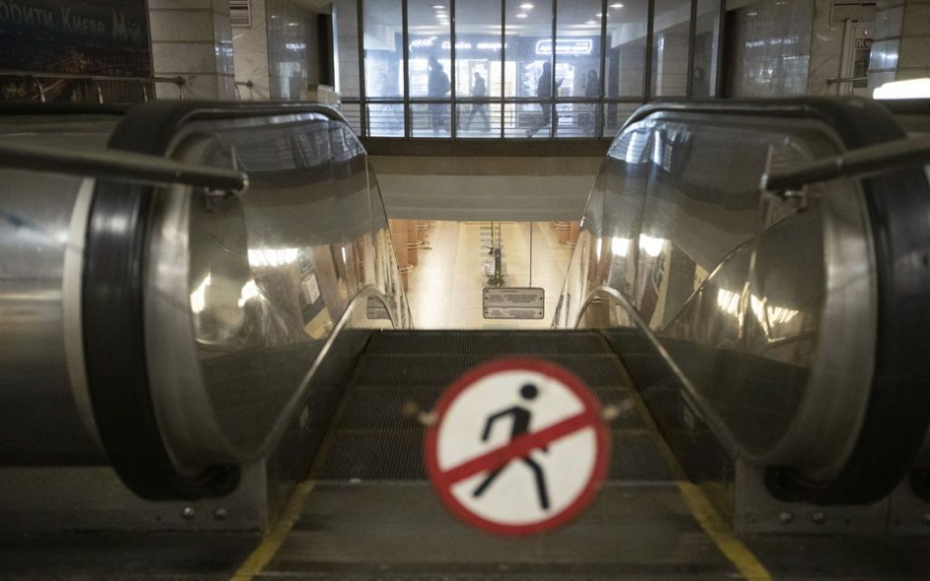 Зупинка потягів на синій гілці метро у Києві: всі подробиці та фото