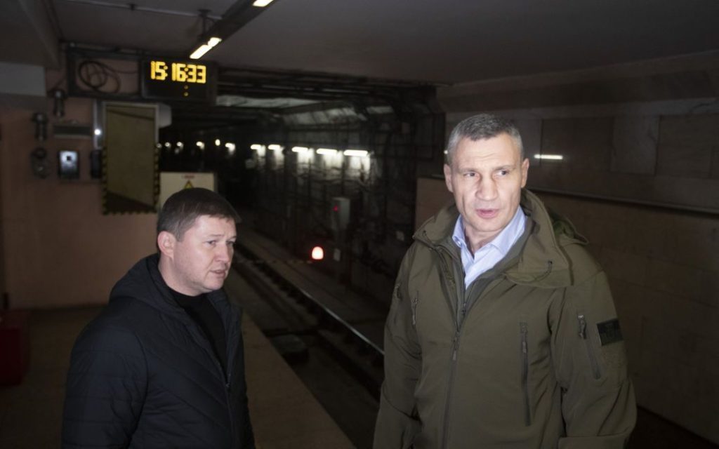 Зупинка потягів на синій гілці метро у Києві: всі подробиці та фото
