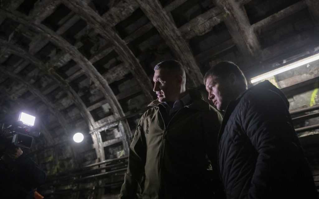 Зупинка потягів на синій гілці метро у Києві: всі подробиці та фото