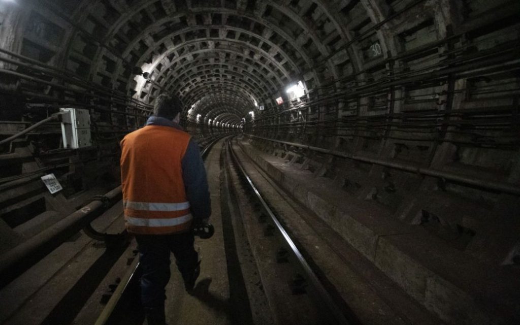 Зупинка потягів на синій гілці метро у Києві: всі подробиці та фото