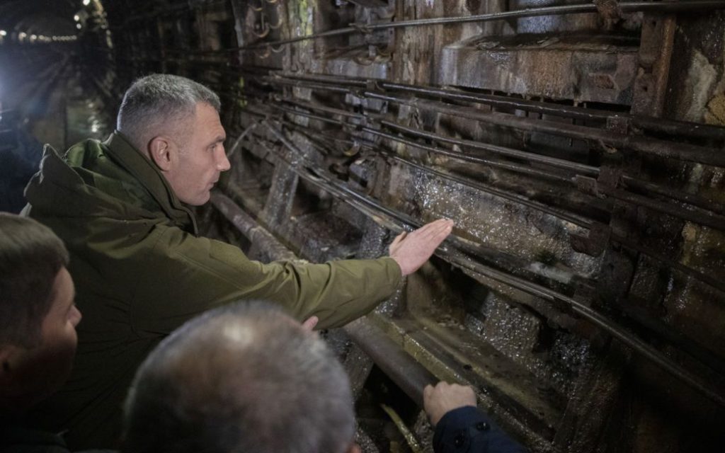 Зупинка потягів на синій гілці метро у Києві: всі подробиці та фото