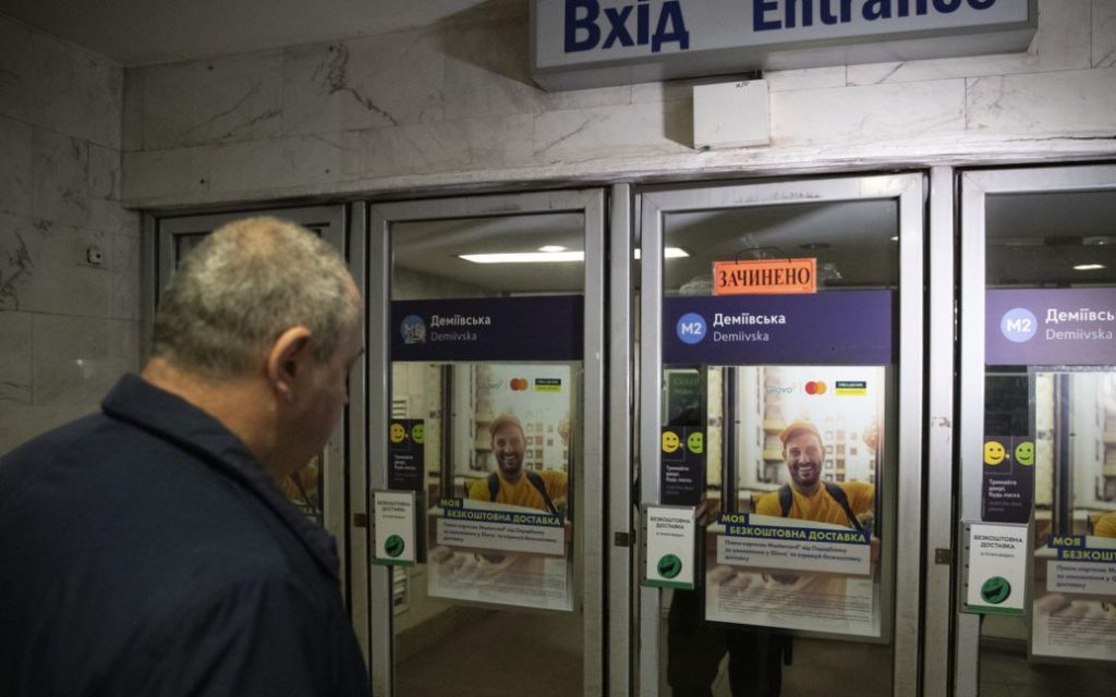 Зупинка потягів на синій гілці метро у Києві: всі подробиці та фото