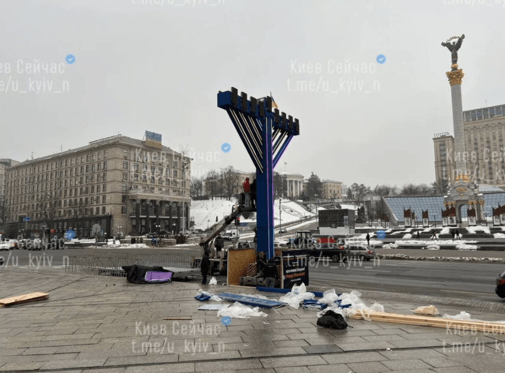 Велика ханукія з'явилася у центрі Києві. Фото та відео