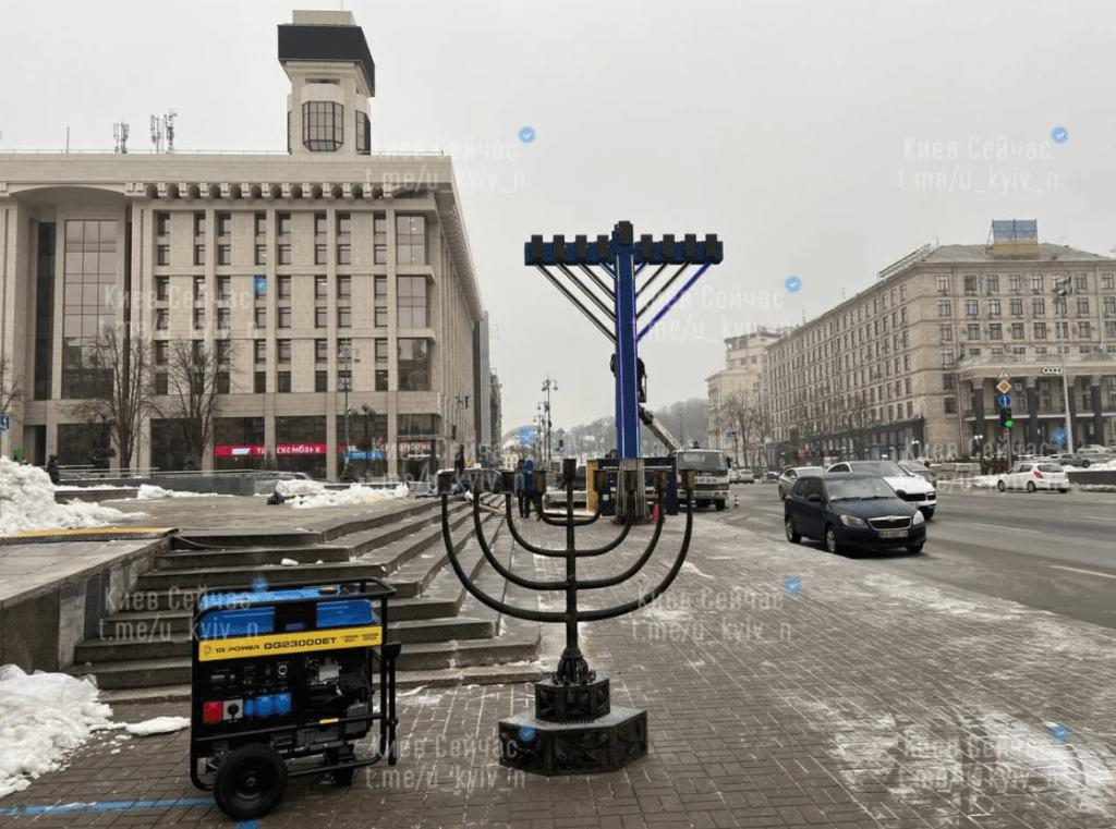 Велика ханукія з'явилася у центрі Києві. Фото та відео