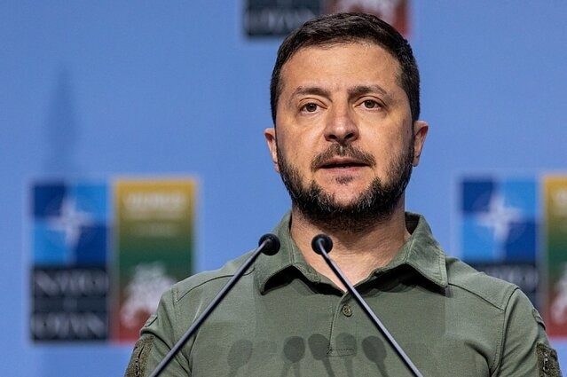 Зеленський про чоловіків за кордоном: не на фронті – плати податки