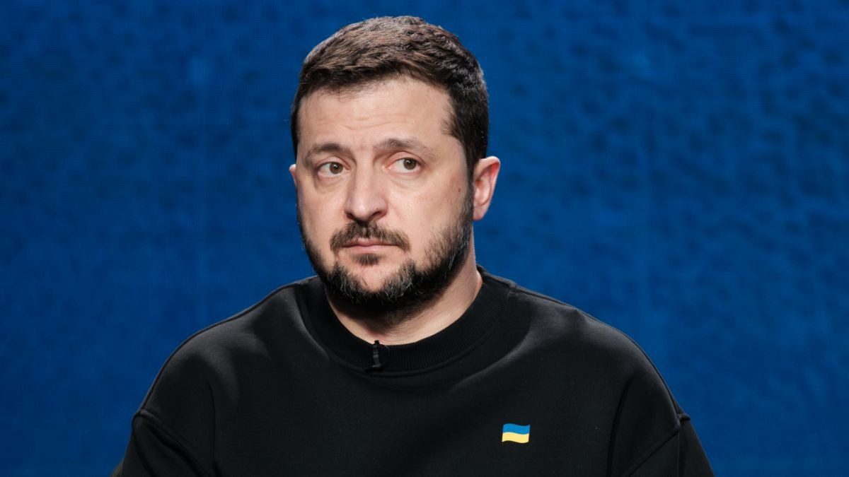 Зеленський про чоловіків за кордоном: не на фронті – плати податки