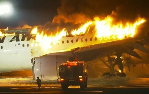 Загорелись на взлетной полосе: в Японии столкнулись два самолета