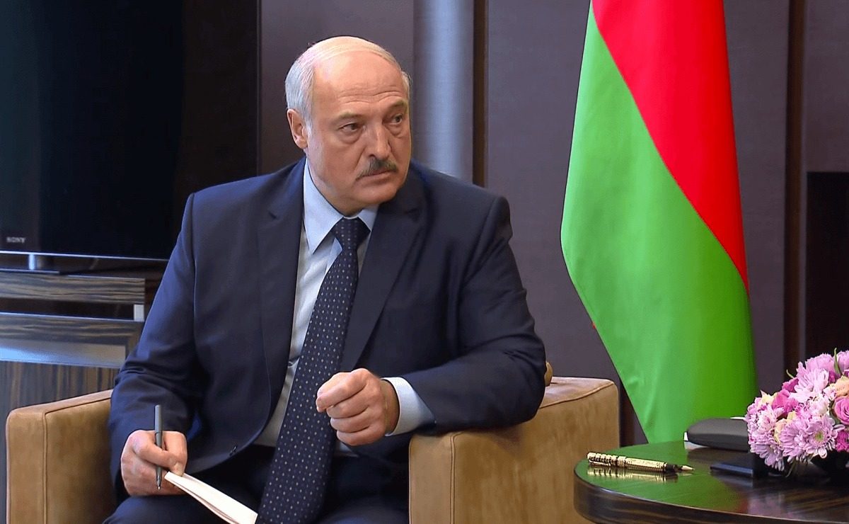 Хрипит и ходит боком: Лукашенко совсем плох