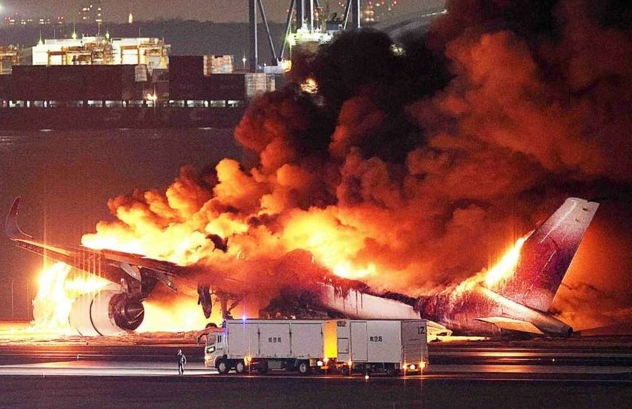 Загорелись на взлетной полосе: в Японии столкнулись два самолета ➤ Prozoro.net.ua