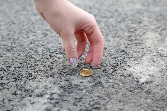 Можно ли поднимать найденные монеты: приметы ➤ Prozoro.net.ua