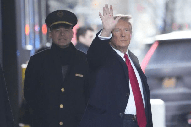 На руці Трампа з'явилися загадкові червоні плями: користувачі Мережі вже поставили кілька "діагнозів"