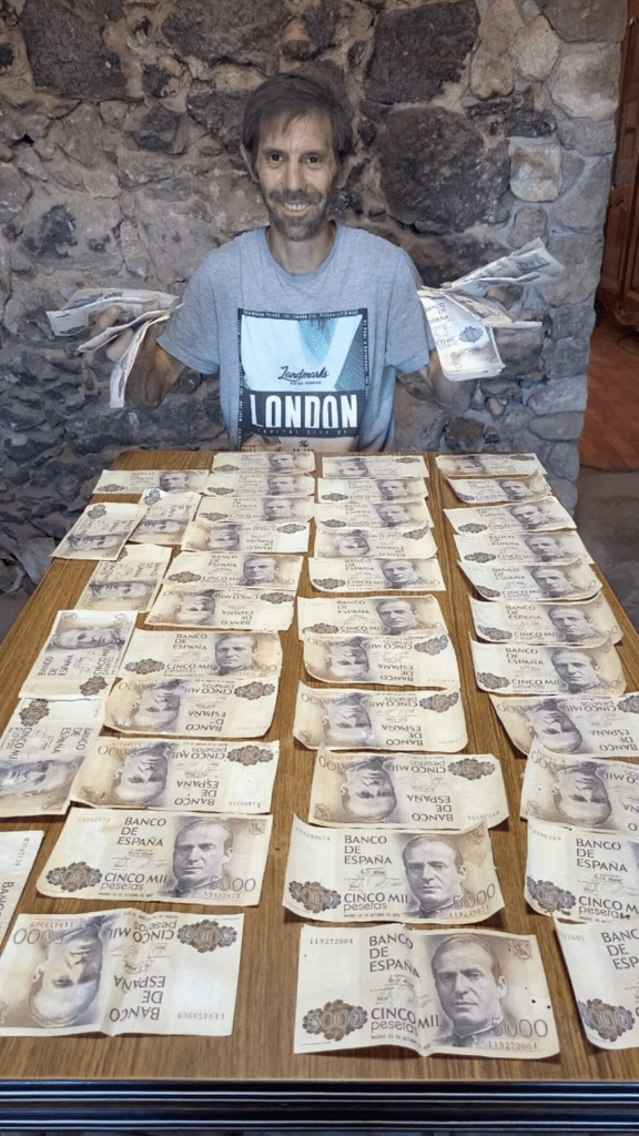 Чоловік під час ремонту знайшов 9 мільйонів, проте розбагатіти йому не вдалось (фото) 3 Чоловік під час ремонту знайшов 9 мільйонів, проте розбагатіти йому не вдалось (фото)