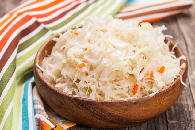 Зроблять квашену капусту шкідливою: які продукти не можна додавати