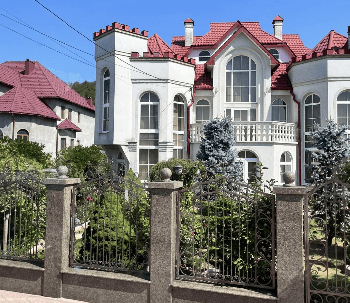 Как выглядит самое богатое село Украины: каждый дом – дворец