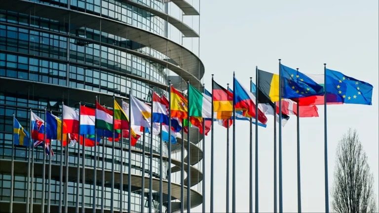 ЄС готується до конфіскації російських грошей у всьому світі