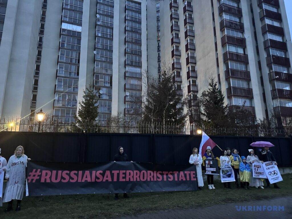 У Польщі влаштували акцію протесту біля резиденції посла Росії 
