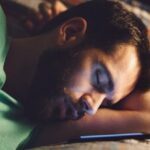 Чому людина смикається коли спить: лікар пояснив це явище ➤ Prozoro.net.ua