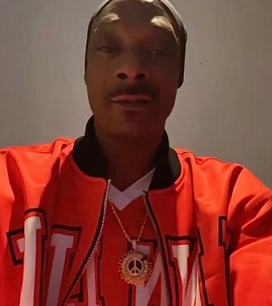 "Наш козак!": репера Snoop Dogg помітили з прикрасою на підтримку України 7 "Наш козак!": репера Snoop Dogg помітили з прикрасою на підтримку України