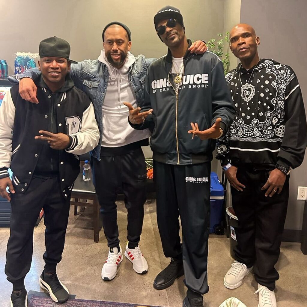 "Наш козак!": репера Snoop Dogg помітили з прикрасою на підтримку України 5 "Наш козак!": репера Snoop Dogg помітили з прикрасою на підтримку України