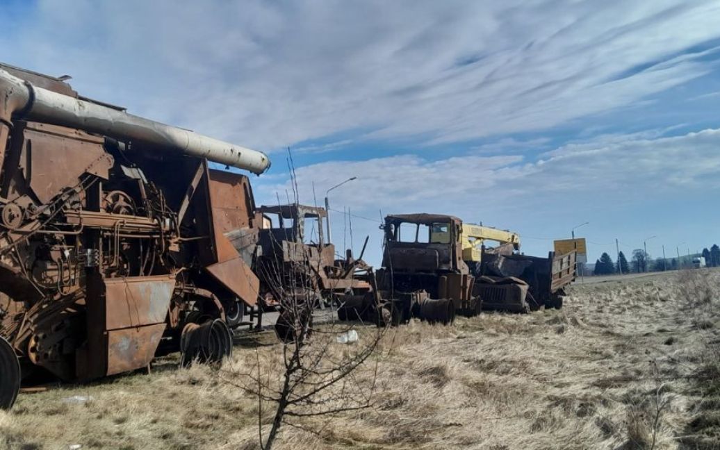 Фермери привезли знищену росіянами техніку до кордону з Польщею: фото