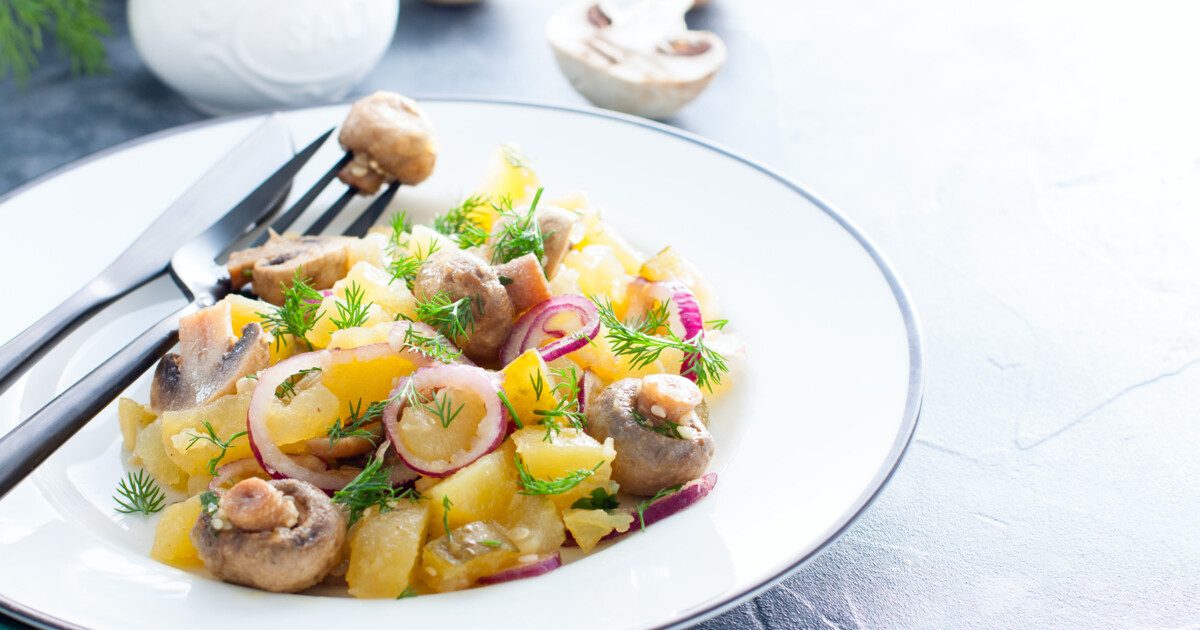 Рецепт картопляного салату з маринованими огірками та грибами ➤ Prozoro.net.ua